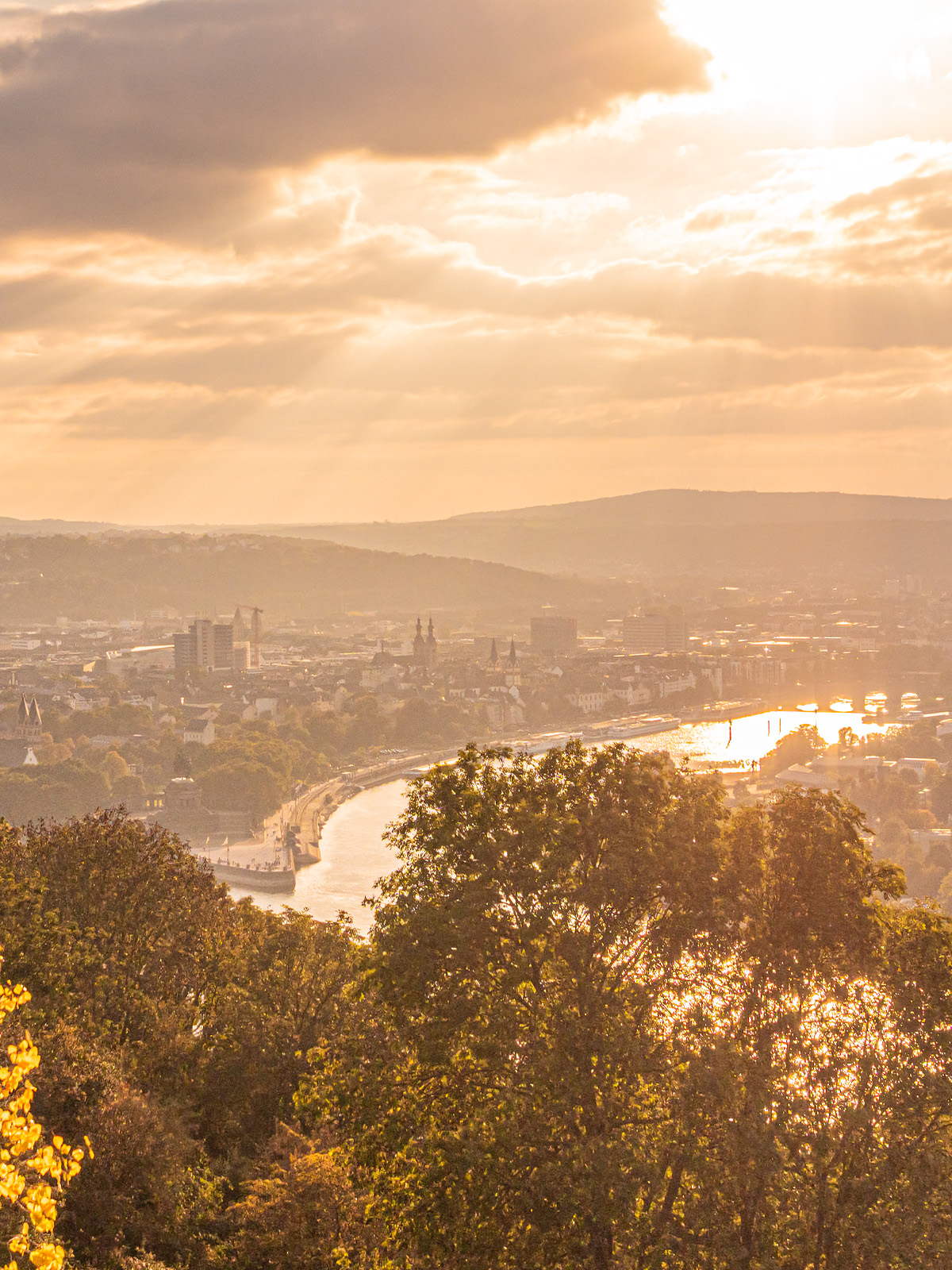 Die Moselmünding am Deutschen Eck bei Abendlicht von der Festung Ehrenbreitstein